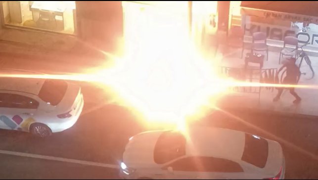 Van'da aydınlatma direğinin kabloları alev aldı