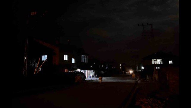 Yüksekova'da karanlık sokak tepkilere neden oldu