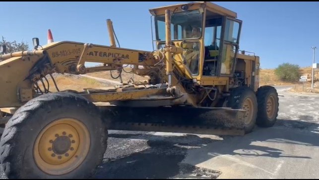 En genç kadın muhtar greyderin başına geçti, yolları asfaltladı