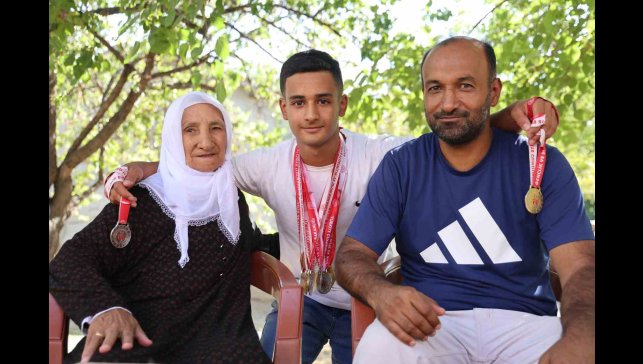 Depremzede genç, bilek güreşinde Türkiye şampiyonu oldu