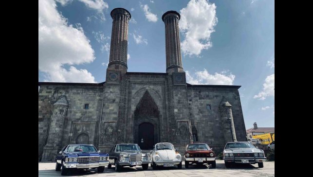 Klasik otomobil tutkunları Erzurum'da buluşuyor
