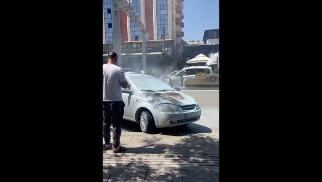 Motor kısmı alev alan otomobil, vatandaşların hızlı müdahalesi ile söndürüldü