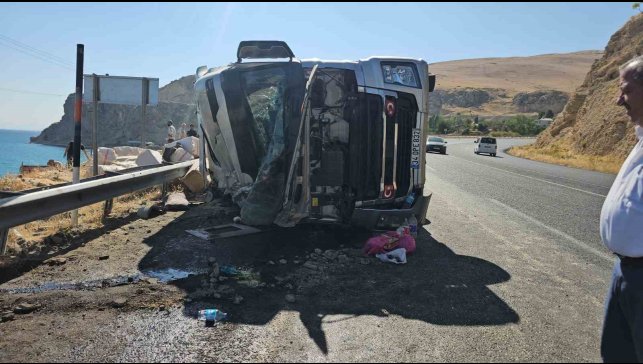 Adilcevaz'da saman yüklü tır devrildi: 2 kişi yaralandı