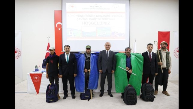 Muş'ta 400 çobana donanımlı ekipman çantası dağıtıldı