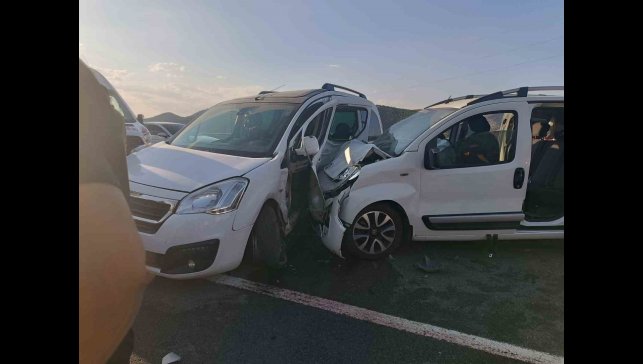 Bingöl'de iki hafif ticari araç çarpıştı: 11 yaralı