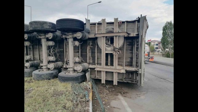Freni boşalan tır dehşet saçtı