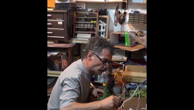 Atık tahtaları maketten eserlere dönüştürüyor