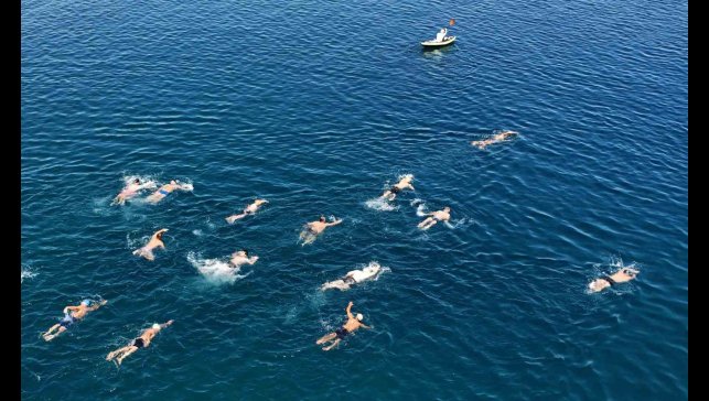 Merhum Vali Erol Karaömeroğlu anısına Van Gölü'nde yüzme maratonu