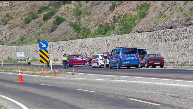 Direksiyon hakimiyetini kaybeden sürücü duvara çarptı