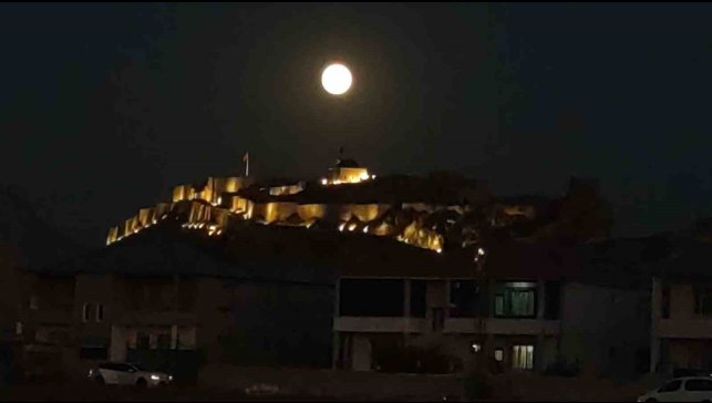 Dolunay, Van Kalesi'yle buluştu