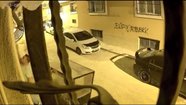 Hırsızlık yapmaya kalıştı, alarmın çalmasıyla böyle kaçtı