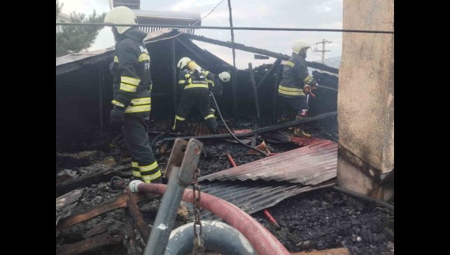 Erzincan'da iki katlı evin çatısı yandı
