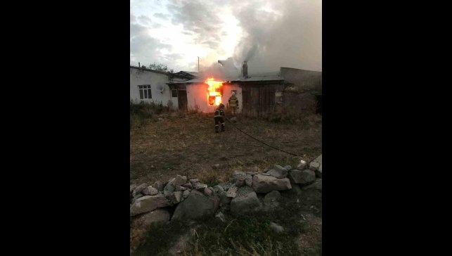 Kars'ta ev yangını kısa sürede söndürüldü