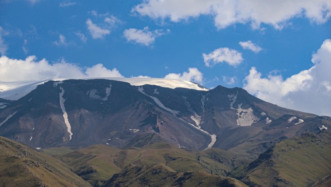 Ağrı Dağı'nın zirvesindeki takke buzulunda erime sürüyor