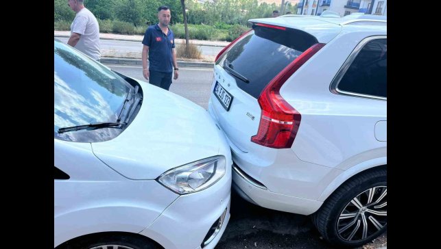 Gevaş'ta zincirleme kaza: 1 yaralı