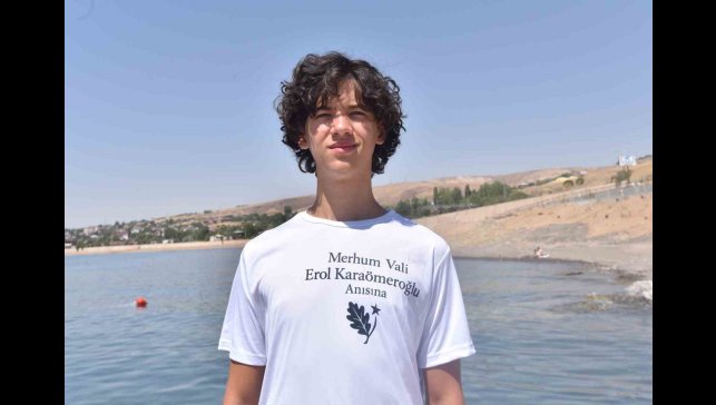 Ahlat'ta yüzme maratonunun en küçüğü 3,5 saatte hedefe ulaştı