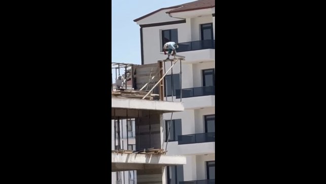 İnşaat işçilerinin tehlikeli çalışması kameraya yansıdı