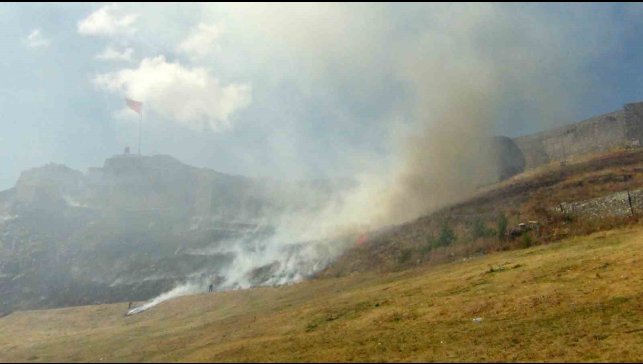 Kars Kalesi'nin eteklerinde korkutan anız yangını