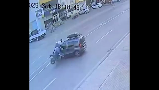 Kaza yapan motosikletteki yolcu, havada üç takla attı: O anlar kamerada