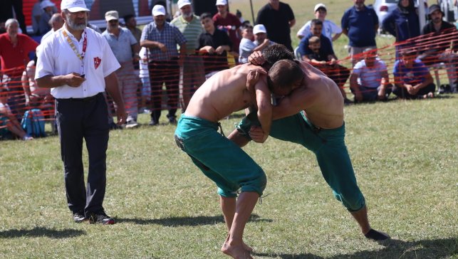 "EİT 2025 Turizm Başkenti Erzurum" etkinlikleri kapsamında karakucak güreşleri yapıldı