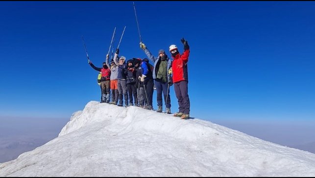 Hakkarili dağcılar rehberliğinde Ağrı Dağı'na zirve tırmanışı