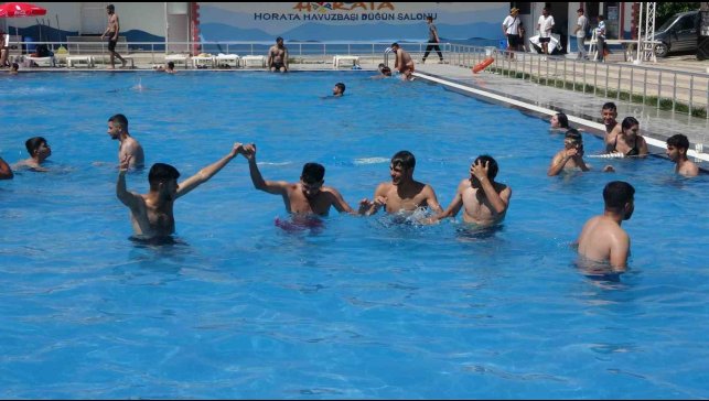 Malatya'da sıcak havalardan bunalan vatandaşlar havuzlara akın etti