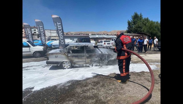 Park halindeki otomobil alev alev yandı