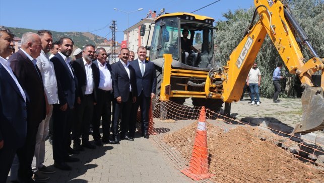 Bitlis'in Mutki ilçesinde doğal gaz alt yapı çalışmalarına başlandı