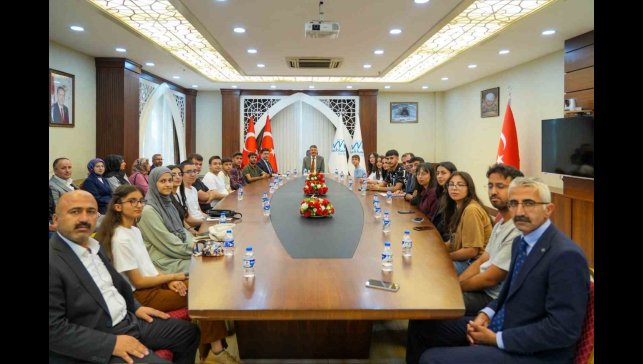 Vali Çelik başarılı öğrencileri kabul etti