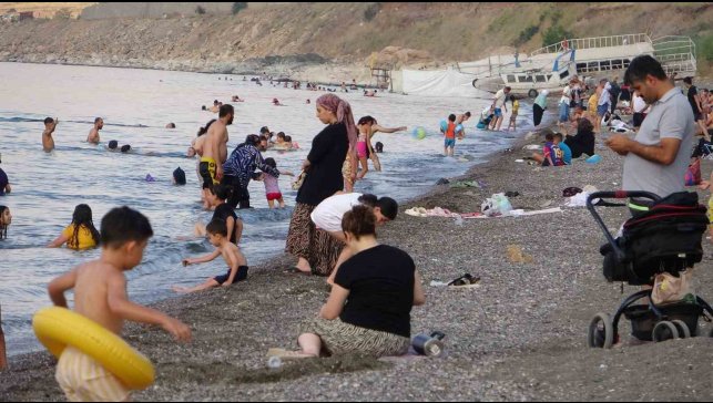 Sıcaktan bunalanlar Van Gölü'nde yüzerek serinliyor