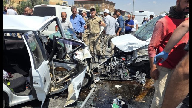 Ahlat'ta 3 aracın karıştığı kazada 8 kişi yaralandı