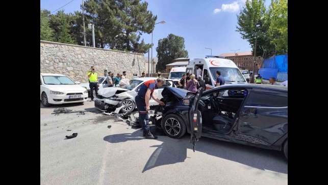 Bitlis'te otomobiller çarpıştı: 10 yaralı