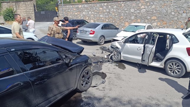 Bitlis'te trafik kazalarında 5'i çocuk 19 kişi yaralandı