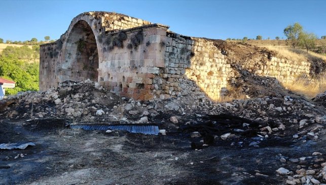 Elazığ'da otluk alanda başlayıp tarihi kervansaray ve eve sıçrayan yangın söndürüldü