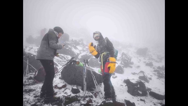 Ağrı Dağı'nda dondurucu soğukta başarılı zirve tırmanışı