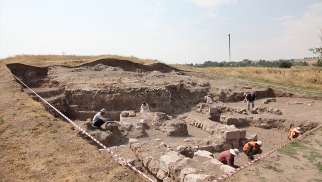 Bitlis'teki Selçuklu Kalesi'nde sikke ve seramikler ortaya çıkarıldı