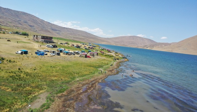 Ağrı'daki Balık Gölü bunaltıcı sıcaklarda serin havasıyla ziyaretçilere rahat bir nefes aldırıyor
