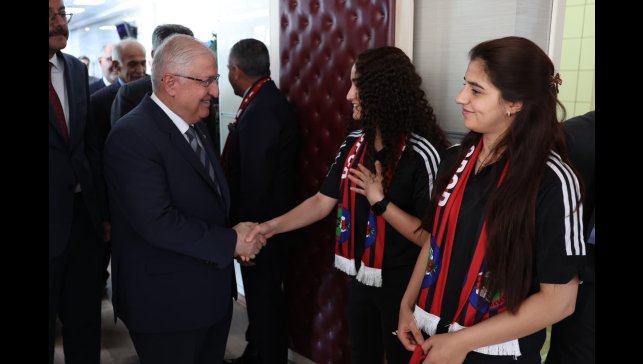 Milli Savunma Bakanı Güler, Yüksekova Kadın Futbol Takımı ile bir araya geldi