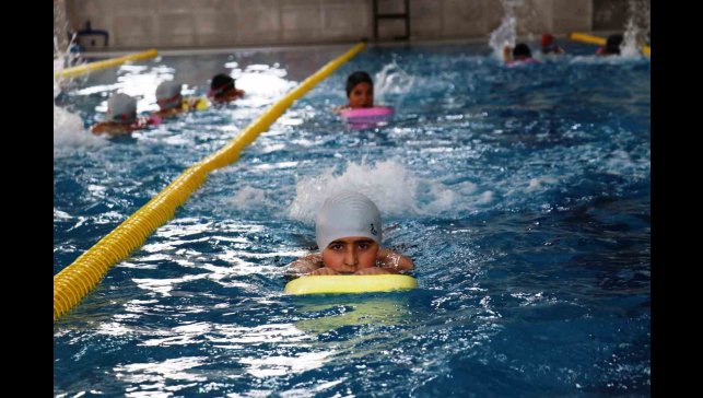 Yüzme havuzu ile hem yarışmalara hazırlanıyorlar hem serinliyorlar