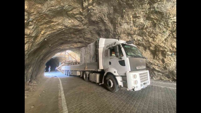 Taş Yolu tırın tünele sıkışması sonucu ulaşıma kapatıldı