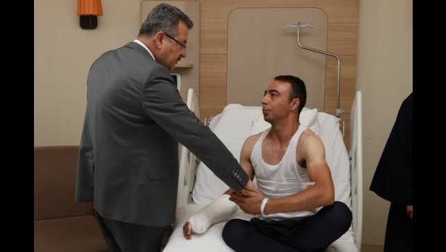 Yaralanan bekçiyi hastanede ziyaret etti