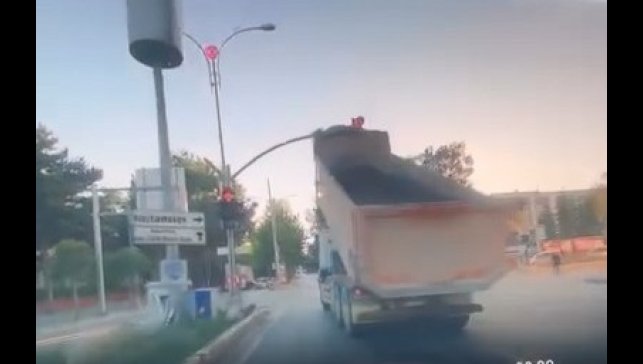 Damperi açık kamyon, trafik ışıklarına çarptı