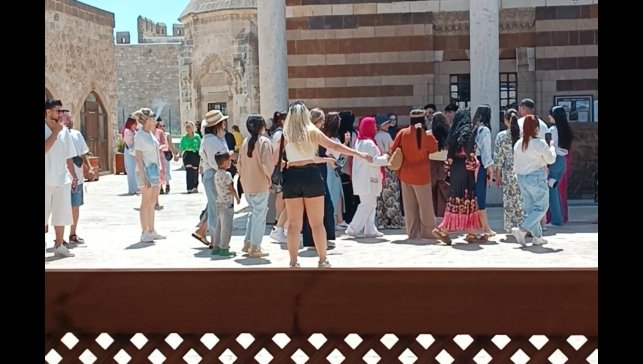 Van'da tarihi camiye uygunsuz kıyafetlerle girilmesi tepki topladı