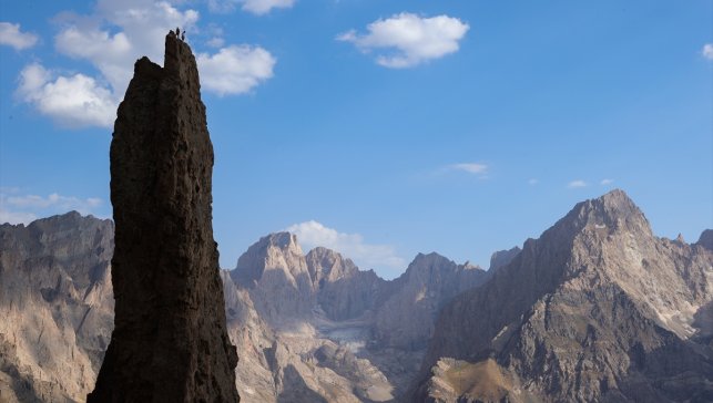 Milli dağcılar Fındık ve Aktuyun, Hakkari'de "Cafer Kulesi"ne tırmandı