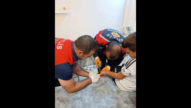 Çocuğun demir boruya sıkışan parmağını kurtarmak için itfaiye seferber oldu