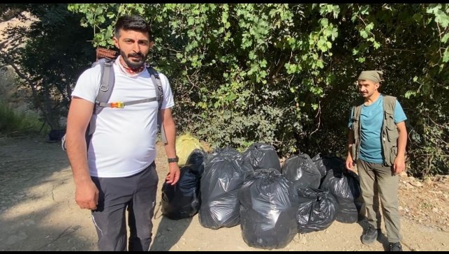Doğaseverlerden piknikçilere tepki: Kaval Şelalesi'nde 13 torba çöp toplandı