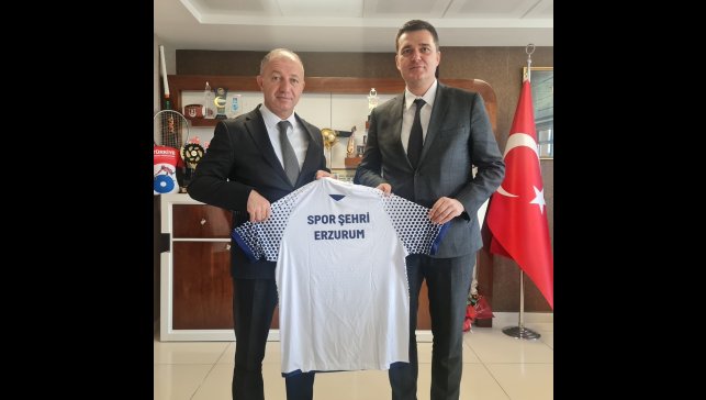 Günaydın'a forma hediye etti