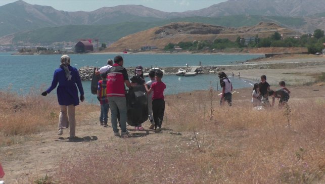 Bitlis'te çocuklar Van Gölü sahilini temizledi
