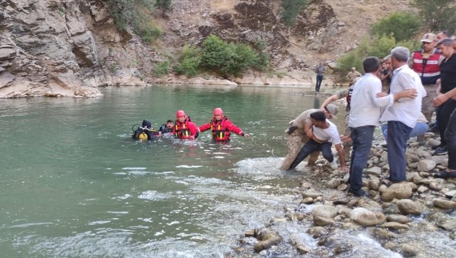 Bitlis'te serinlemek için derede yüzen genç boğuldu