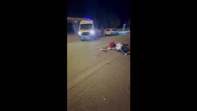 Motosiklet ile otomobil kafa kafaya çarpıştı